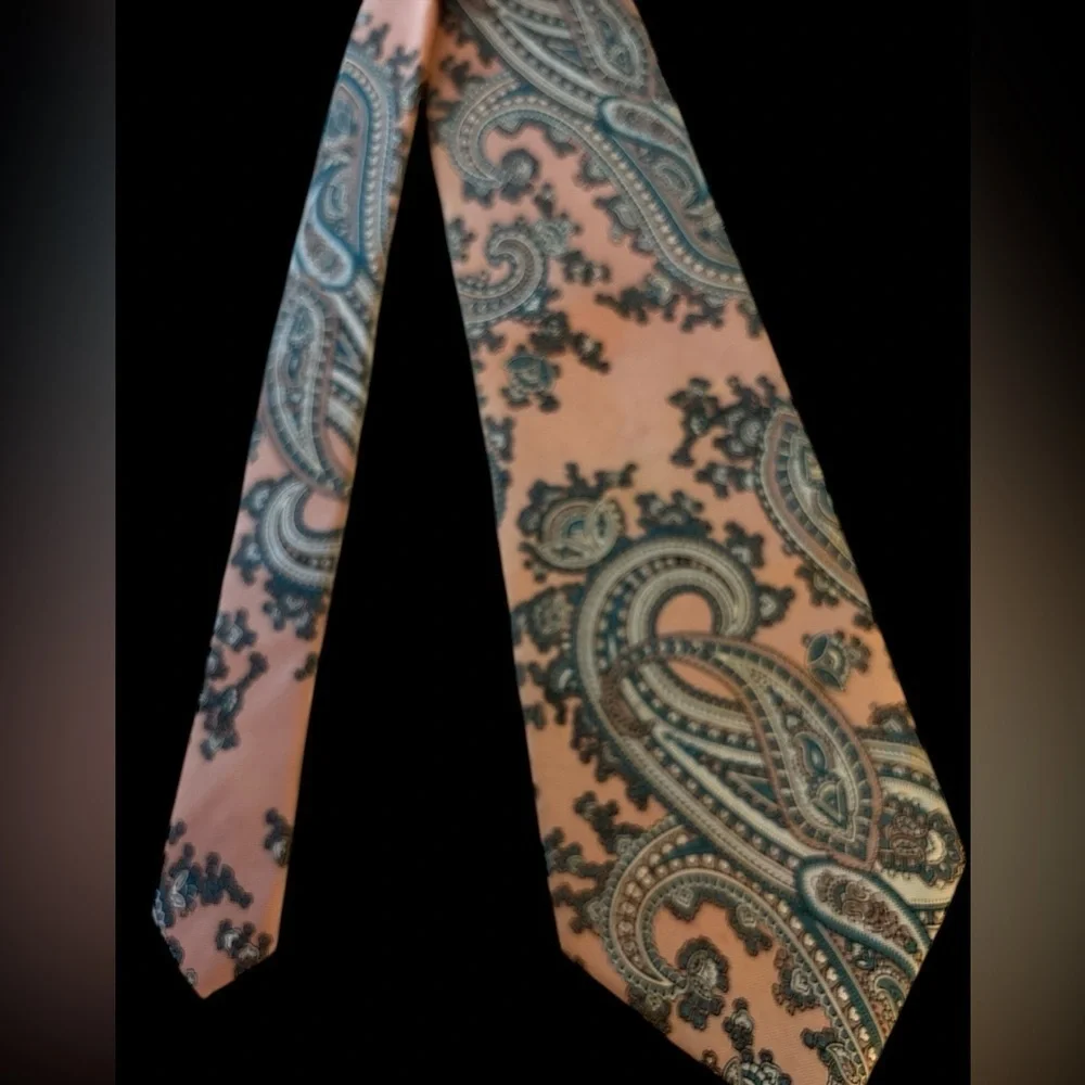 EXECUTIVE COLLECTION Mens tie,100% Italian silk, rose with blue and green design